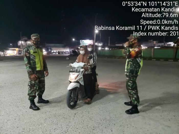 Putus Covid 19, Serda Satria M Giat Lakukan Aturan Prokes Di Kelurahan Telaga Sam Sam