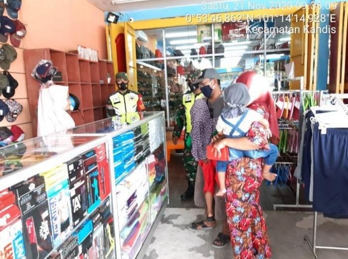 Anggota Danramil 11/Pwk Kandis gelar patroli gakplin protokol kesehatan.