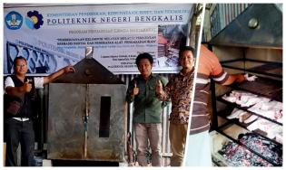 Tim Pengabdian Polbeng Beri Bantuan Alat Pengasapan Ikan Pada Nelayan